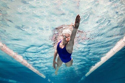수영하는 여성: 수영의 이점