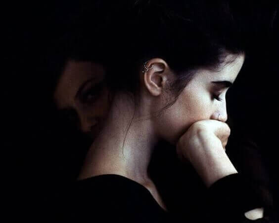 불안감을 느끼는 여성: 불안 장애와 높은 IQ 사이의 관계