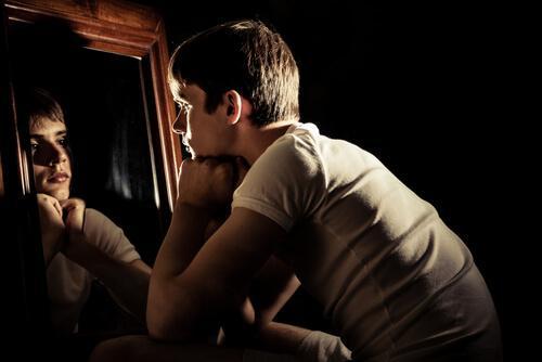 거울을 바라보는 남자: 우리 모두가 가끔씩 느끼는 7가지 이상한 감정