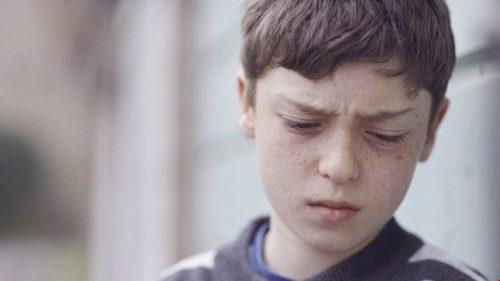 어린 시절의 언어 폭력으로 괴로워하는 소년