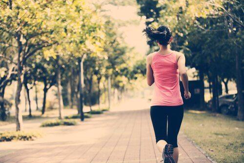운동하는 여자: 운동을 시작하는 데 도움을 주는 5가지 열쇠