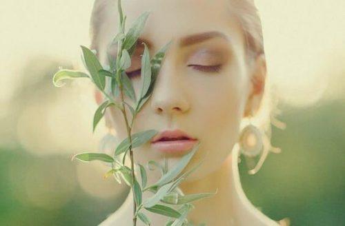 식물을 든 여자