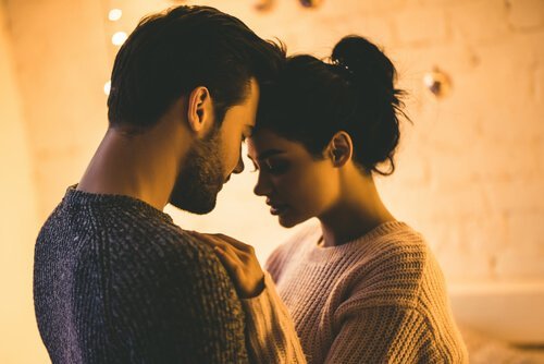 포옹하는 커플: 안녕이라는 말도 없이 떠난 너