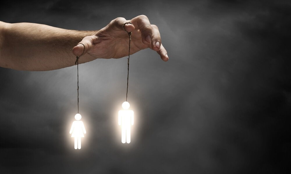 인간은 정서적 동물이어서 조종에 약하다