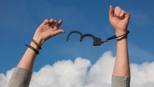 부정적인 생각을 갖고 무기력한 사람 테러리즘: 어떻게 보통 사람들이 테러를 저지르게 될까?
