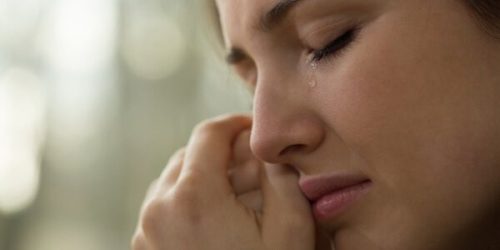 사람들은 사랑 때문에 너무 많은 고통을 받는다 