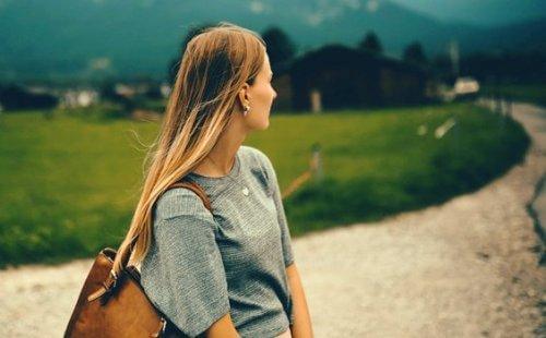 먼 곳을 바라보는 여자