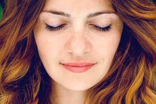 눈을 감은 여자