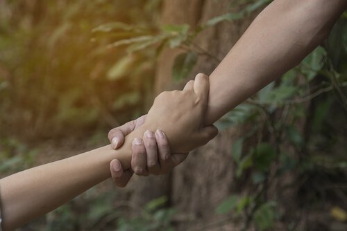 손잡은 두 사람