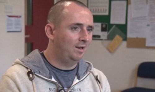 병적인 웃음은 정신병이 원인일 수도 있다