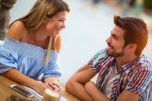 사랑에 빠진 남자의 몸짓 언어는?
