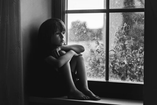 창문을 보는 슬픈 아이: 사회화