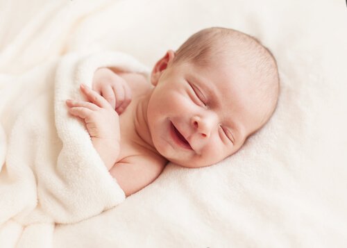 생후 첫 주에 아기의 미소는 반사 작용일 뿐이다