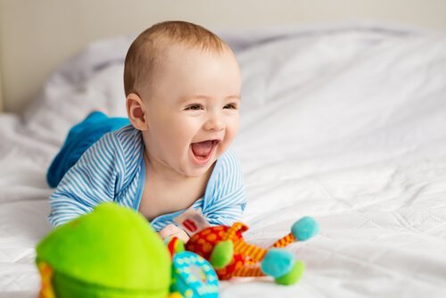 생후 6개월이 되면 아기는 다양한 미소를 짓는다