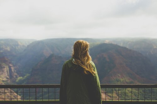 산을 바라보는 여자의 뒷모습