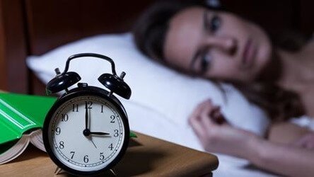 수면 부족으로 충분히 잠을 자지 못하는 여성