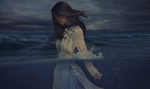 플라스틱, 유리, 강철 - 물속의 여성