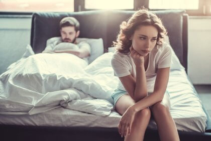 성적 불안 - 침대 위 남성과 여성 