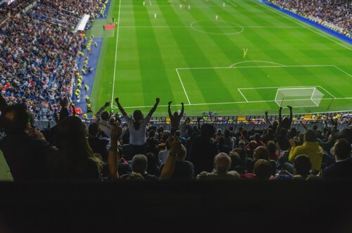 축구 폭력 경기장 환호하는 팬들