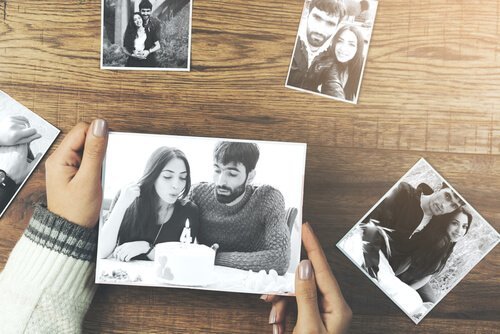 장거리 연애를 하는 커플의 사진