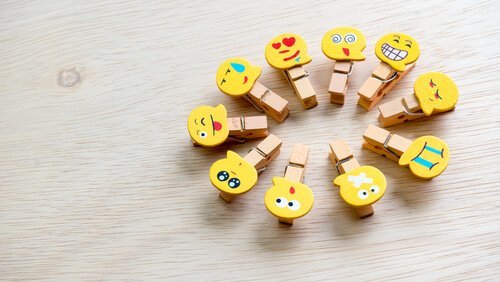다른 사람의 감정 해석 다양한 얼굴 집게