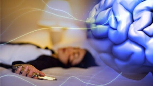 블루라이트가 뇌에 영향을 미친다, 핸드폰을 하다 잠든 사람