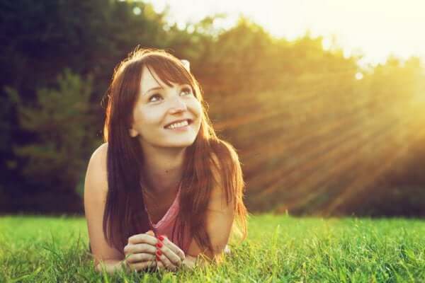 고대 그리스식 치료법: 미소를 지으며 태양을 보는 여자