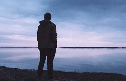 상처받은 마음을 고치는 방법: 강을 바라보는 남자