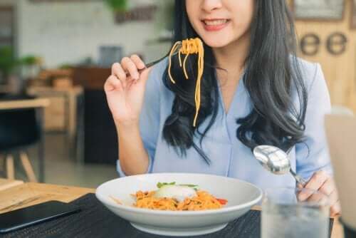 파스타를 먹는 여성