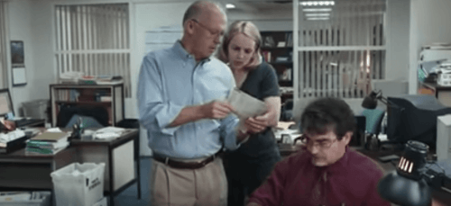 언론인들이 사무실에서 일하는 모습