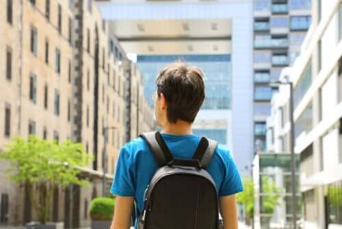 배낭을 맨 남자의 뒷모습