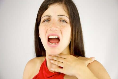 목의 고통을 호소하는 여성