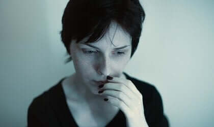 걱정이 있어보이는 어두운 분위기의 여성 : 히스테리성