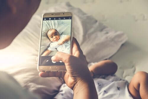 소셜 미디어에 자녀의 사진을 공유하는 것의 위험성