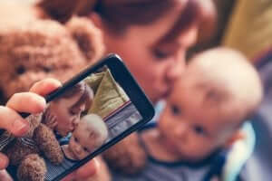소셜 미디어에 자녀의 사진을 공유하는 것의 위험성