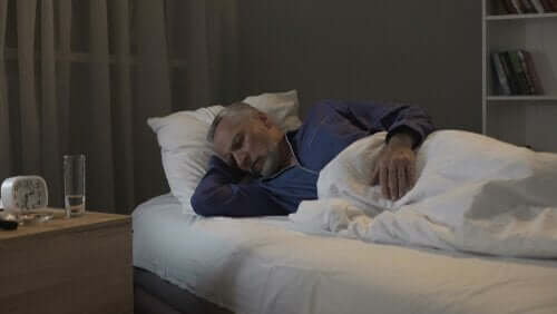 수면장애와 신경퇴행성 질환 - 잠자는 남자 노인