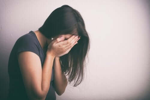 급속 사고 - 양손에 얼굴을 묻은 여자