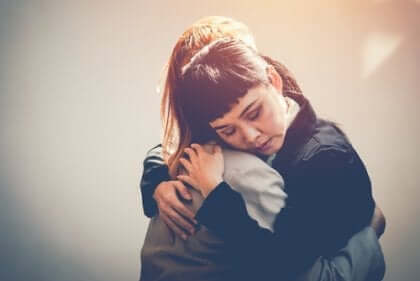 포옹하는 두 여인