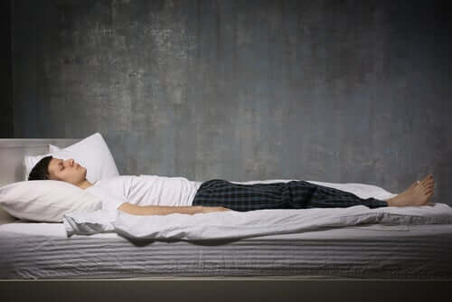 수면마비 MR 요법 - 침대에 누워 있는 남성