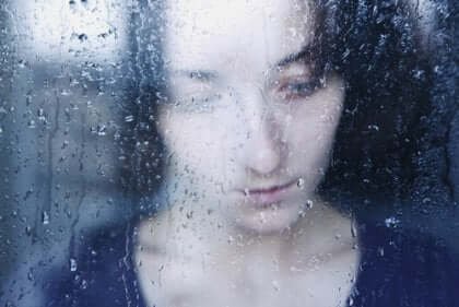 나르시시스트 - 비가 내리는 창가의 여성
