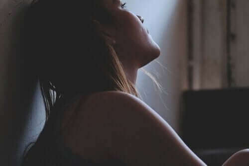 의존성 인격장애 - 벽에 기대고 있는 여성