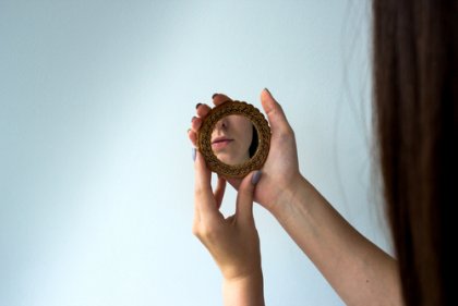 나르시시즘 - 거울을 보고 있는 여성