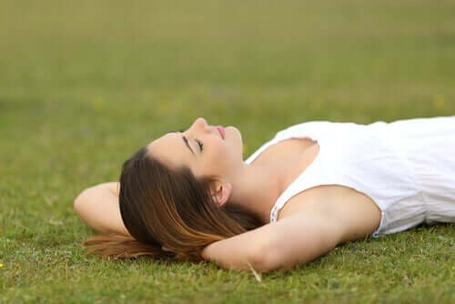 일과 삶의 균형 - 잔디에 누워 있는 여성