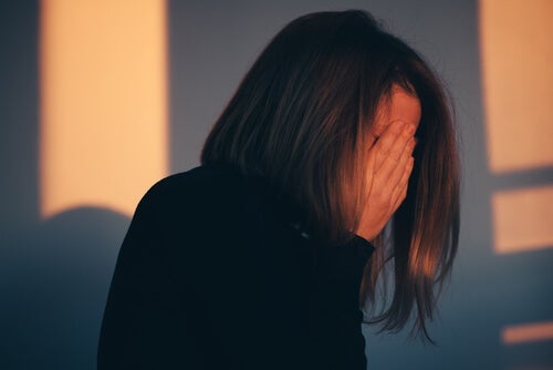 도비 효과 - 죄책감을 느끼는 여성 2