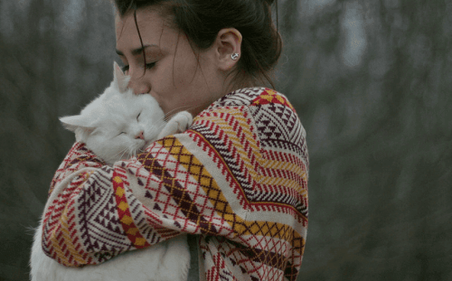 카마 무타 - 사랑하는 고양이를 안고 있는 여성