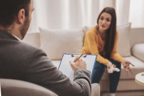 테라피에서 보여지는 저항 심리: 어떻게 해결해야 할까?: 상담받고 있는 여성