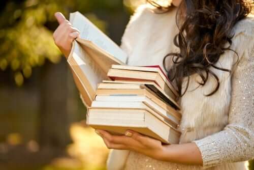 관계에서 독립성 유지하기 - 책을 들고 있는 여성