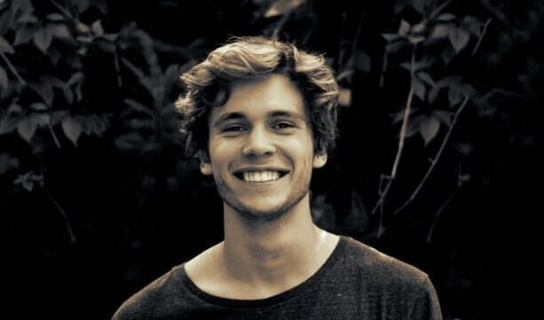 편견에 관한 짧은 이야기: 미소짓는 청년