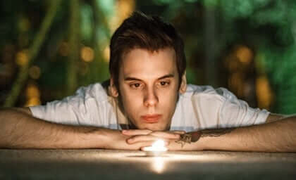 인내하는 훈련의 중요성 - 빛을 바라보는 소년