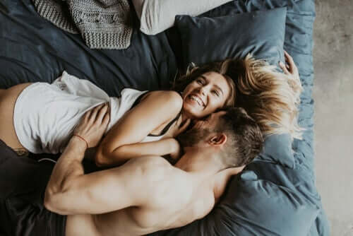 관계 만들기 - 침대 위의 행복한 남녀
